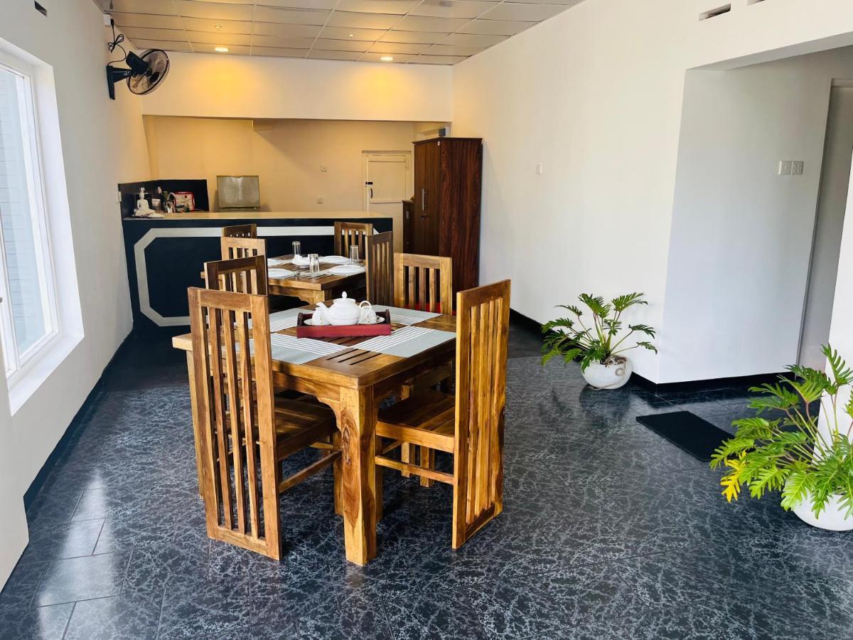 The Lake Round Guest House Kandy Exteriér fotografie