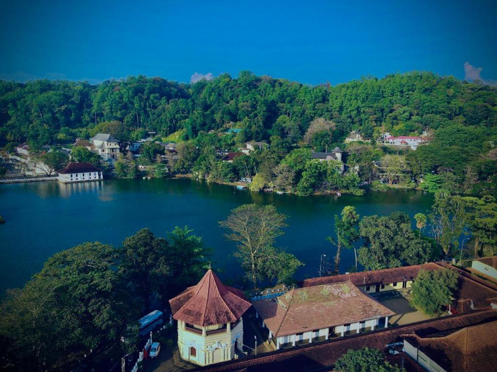The Lake Round Guest House Kandy Exteriér fotografie